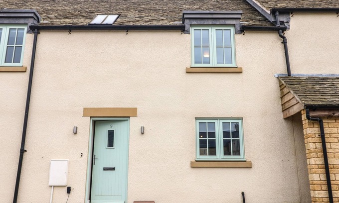 Burford Casa | 9 WINDRUSH HEIGHTS, pet friendly, with a garden in Burford