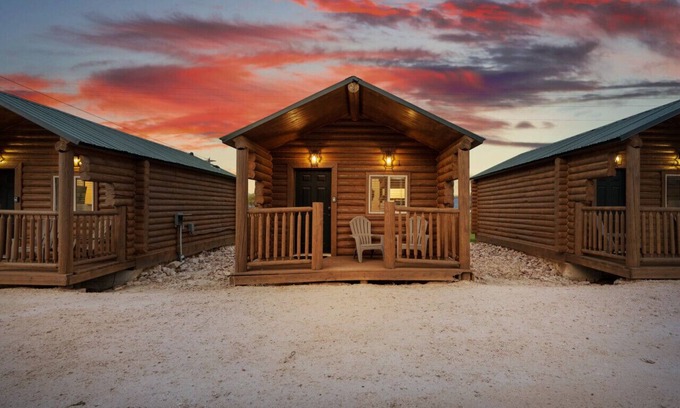 St. Charles Cabina | #9 Yellowstone Cabin, Newly Remodeled! AC! New Beds! Sleeps 3