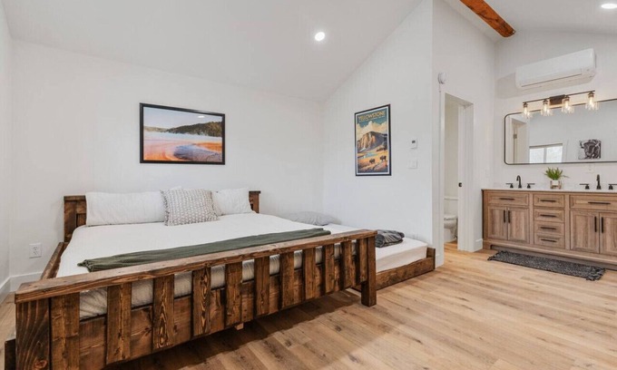 St. Charles Cabina | #9 Yellowstone Cabin! Newly Remodeled! AC! Sleeps 3!