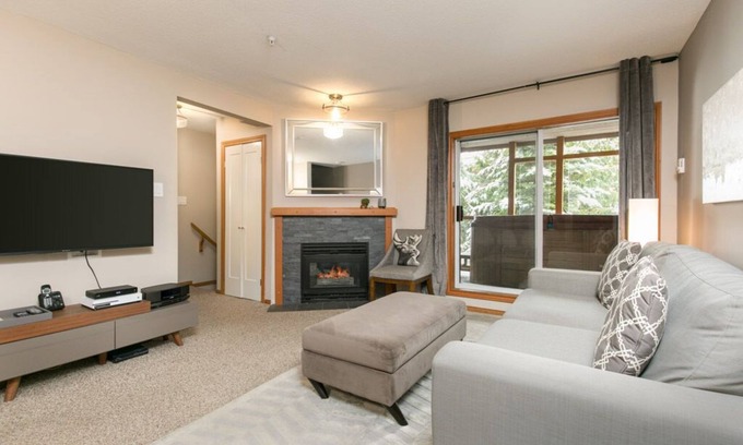 Village North Casa | Alcance de 90 glaciares, esta casa de 2 habitaciones tiene una bañera de hidromasaje y piscina en Whistler Village