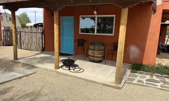 Chloride Apartamento | 90 minutes from Las Vegas in old mining town. Pet friendly.