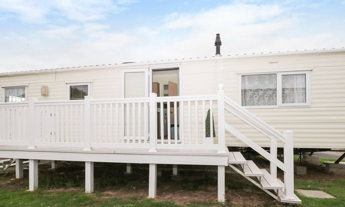 Netley Casa | 90 SOLENT BREEZES, pet friendly, country holiday cottage in Warsash