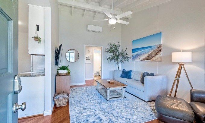 Carlsbad Village Condominio | 1 cuadra de la playa | Escapada playera | WiFi gratis y estacionamiento