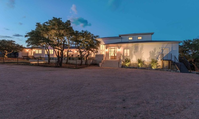 Dripping Springs Casa | ** NUEVA LISTA ** 9000 Sqft Estate / Pool / Hot Tub / 9 Bdrm / 8 Bath / 23 Beds / Sleeps 46