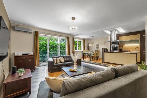 Ochota Apartamento | 90m2 Prestige Suite - Parking & Jacuzzi & AirCon by Rentujemy