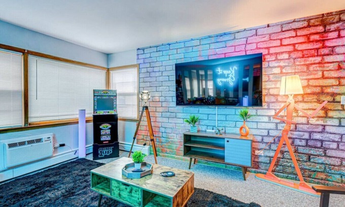 Elmwood Park Apartamento | 90s Condo| King Bed | 65” Smart TV | Arcade Game
