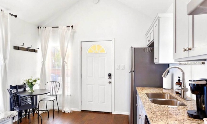 Alta Vista Casa | 921 W French Pl · Guest Casita with Colonial Decor 10 Mins to Alamo