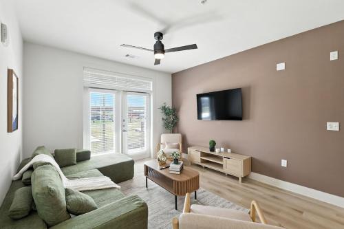 Fort Worth Apartamento | 95 Luxury 2B2B Condo DT Fort Worth, Resort Style Pool & Gym, Golf Simulator, 7M to Dickies Stadium, 15M to AT&T stadium