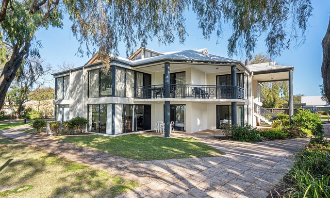 Broadwater Casa | 98 Steps to the Beach – 2BR Coastal Getaway