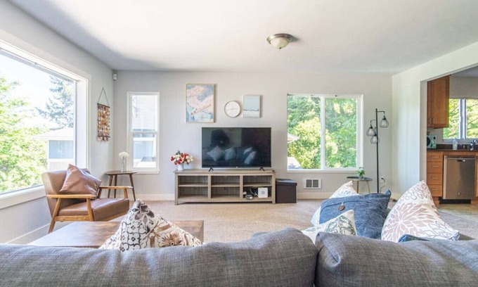 Rainier Valley Casa | 9852 Entire · Panoramic Lake View 3800+ sqft House in Oasis