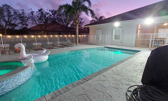 Coconut Creek Casa | 9BR/5BA Getaway, Heated Pool, Jacuzzi, Beach Volleyball & Mini Golf