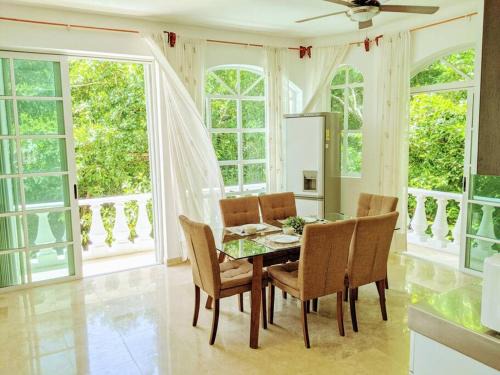 Área de Playacar Fase I Casa | 9br 6ba Large groups! Best location in town Walk to beach, 5th ave Cozumel ferry, shopping, nightlife! Roof plunge pool! Castillo Playacar Fase 1 25max