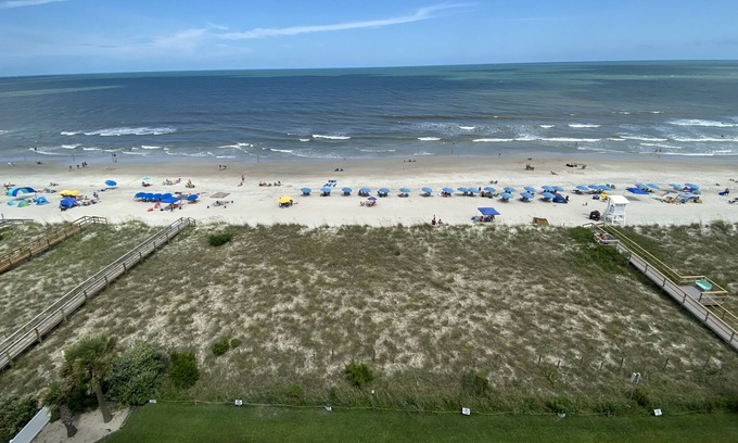 Wilmington Beach Complejo | 9th Floor balcony overlooking the ocean in the High Rise Atlantic Towers