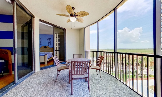 Cape Harbour Condominio | 9th-floor condo with boat access, 2 heated pools, gym, balcony, washer/dryer, AC