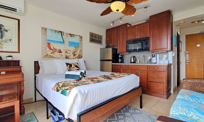 Waikiki Apartamento | Balcón en el noveno piso, vida interior y exterior verdaderas con puertas correderas