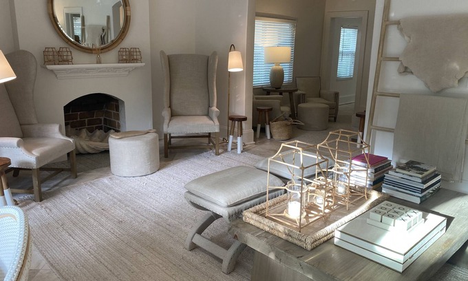 Palm Beach Apartamento | A 2 bedroom 2 bath gem in town! 1st Floor apartment with fabulous brick patio.