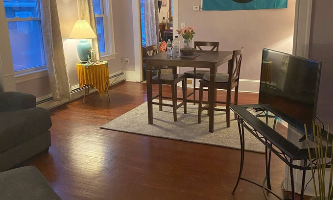 Woonsocket Apartamento | A 2-bedroom apartment with WiFi and AC in a safe and kid friendly neighborhood