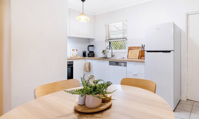 Joondanna Apartamento | A 2-bedroom sunlit retreat, with private balcony, parking space and more!