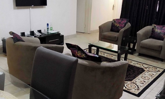 Mushin Cabina | A 2-minute drive from the SPAR market. Friendly and calm environment