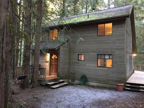 Glacier Casa | A 2-story, 3-bedroom traditional family ski chalet