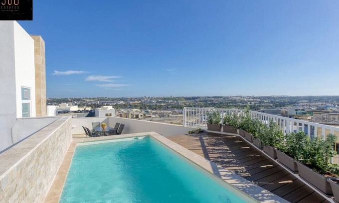 Hamrun Apartamento | A 3BR Sky Villa Penthouse with private Pool & BBQ