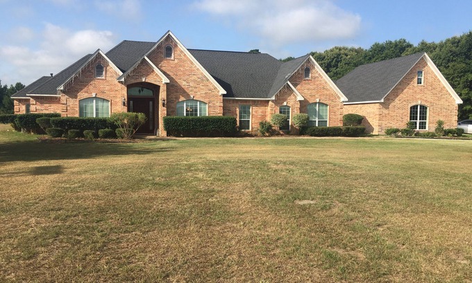 Flint Casa | Una hermosa casa personalizada de 5 habitaciones ubicada a 5 millas del centro de Tyler, Tx.