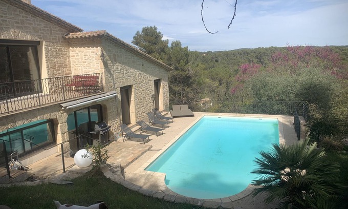 Saint-Clement-de-Riviere Casa | A balcony overlooking the pine forest