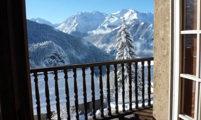 Huez-en-Oisans Apartamento | A balcony overlooking the Alps