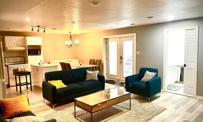 Limoges Apartamento | A beautiful 2bedroom in-law suite with separate entrance and complete privacy.