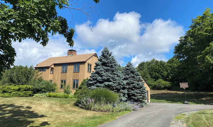 Chatham Casa | A BEAUTIFUL 3 BEDROOM/2.5 BATH HILLTOP HOME IDEAL FOR GREAT ESCAPES,