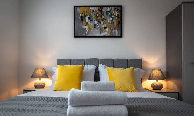 Reading Casa | A beautiful 3 bedroom house in Woodley Reading. Sleeps 7 guests and a driveway for 2 cars.