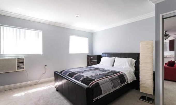 Sherman Oaks Apartamento | A Beautiful Apartment with a pool.