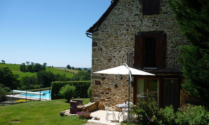 Anglars-Saint-Felix Cabaña | Una hermosa cabaña de carácter con piscina privada.