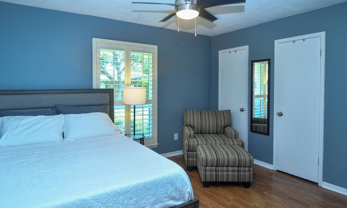 Meadows Place Casa | A beautiful home in a quiet neighborhood with recent updated features.