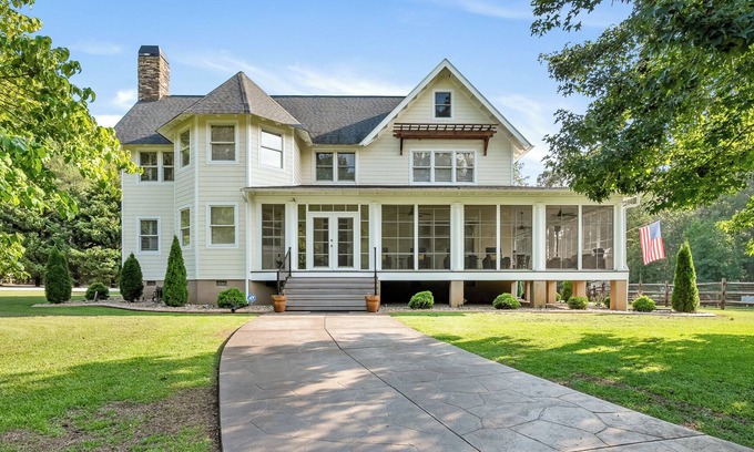 Central Casa | A beautiful home on 10 sprawling acres