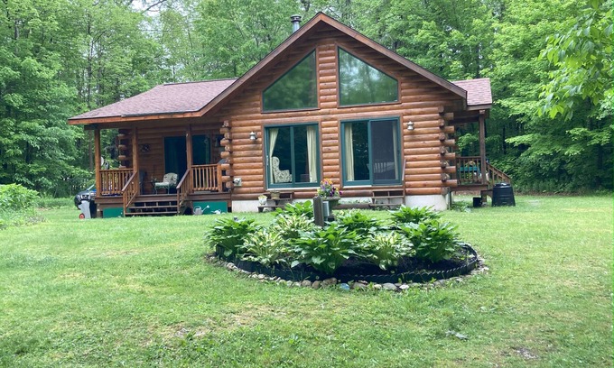 Pittsfield Cabina | Una hermosa cabaña de madera en el bosque, en un lago (Pontoosuc), pero cerca de todo