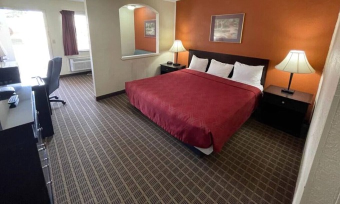 Emporia Casa | A Beautiful & Relaxing Getaway! With Parking