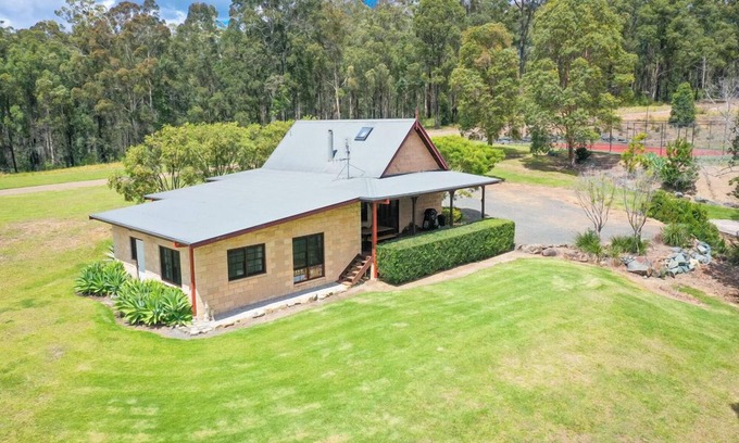 Possum Brush Casa | A beautiful split level sandstone and cedar cottage.