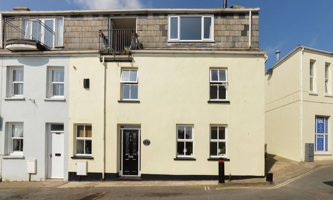 Port Saint Mary Apartamento | A beautiful tall seaside townhouse located close to the picturesque harbour of Port St Mary, enjoyin