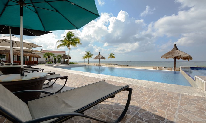 Costa Maya Casa | Una hermosa villa para en una comunidad tranquila, a pasos de la playa, muelle privado