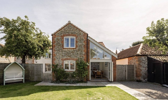 Holt Casa | A beautifully renovated coastal hideaway