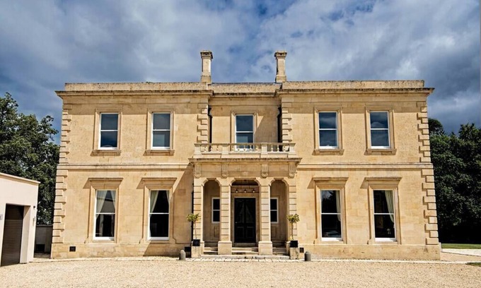 Plastow Green Casa | A beautifully restored hall (PH)