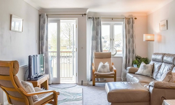 Egloshayle Cabaña | A beautifully styled apartment, perched on the banks of the River Camel.