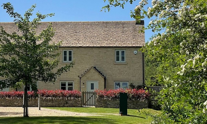 Chipping Campden Cabaña | A beautifully themed Cotswold cottage with a modern but classic country interior