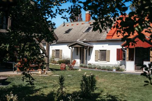 Balatonhenye Apartamento | A Bejárat Vendégház