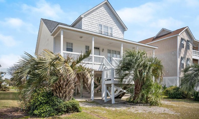 Yaupon Beach Casa | A Bit O'Heaven by Oak Island Accommodations