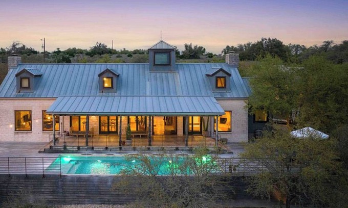 Dripping Springs Casa | Un escape de la casa del rancho ubicado en lo alto de una colina en Dripping Springs Tx. Duerme 8-10