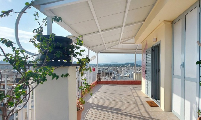 Papagou-Holargos Apartamento | A bright and relaxing penthouse
