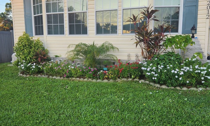 North Naples Casa | A bright Floridian-style home with luxury amenities and multiple beach accesses.