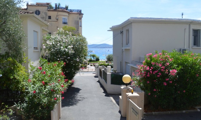 Saint-Raphael Apartamento | Estudio climatizado cerca de la playa, comercios y estación con WiFi, parking opcional